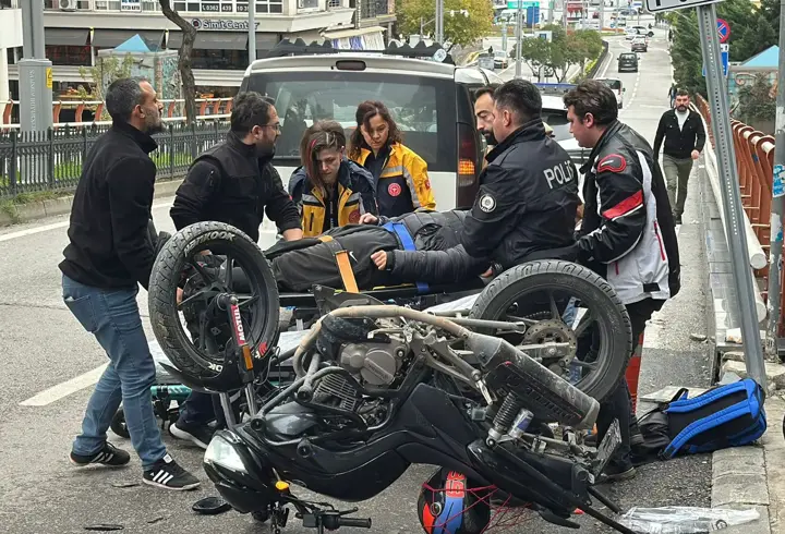 Dolmuşa arkadan çarpan motosikletin 16 yaşındaki sürücüsü yaralandı