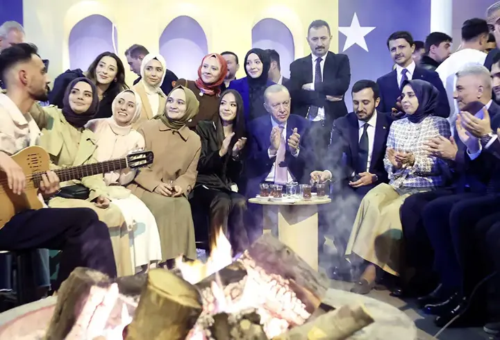 Cumhurbaşkanı Erdoğan, İstanbul'da gençlerle bir araya geldi