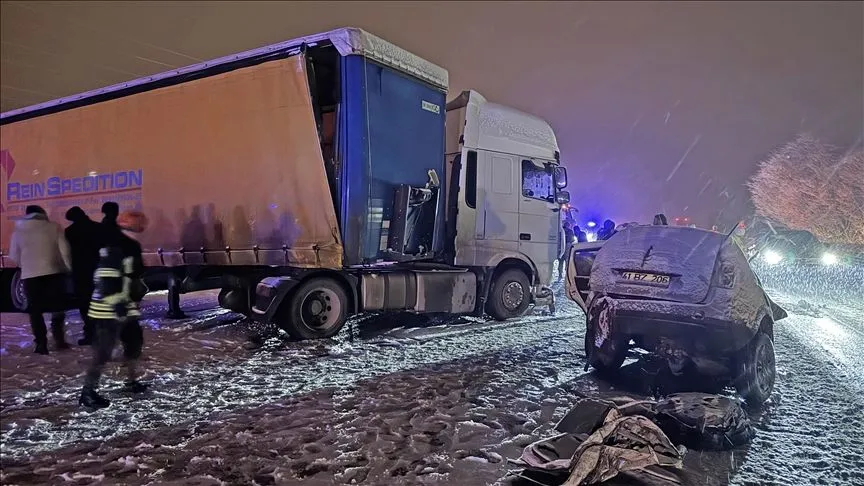 Erzurum'da tır ile çarpışan araçtaki 4 kişi hayatını kaybetti