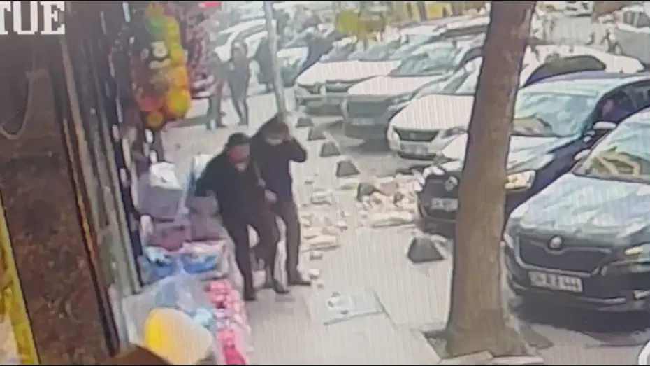 Binanın balkonundan parçalar koptu, yayalar ölümden döndü