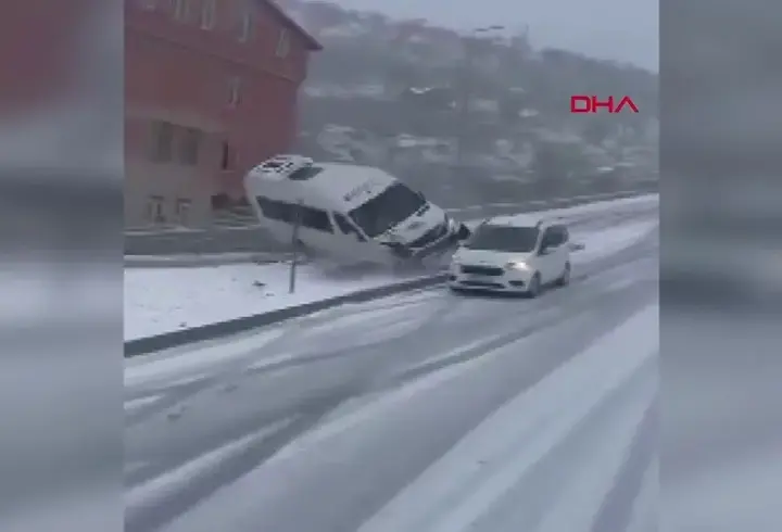 O anlar kamerada: Kayseri'de kar yağışı şiddetini artırdı, minibüs böyle devrildi!