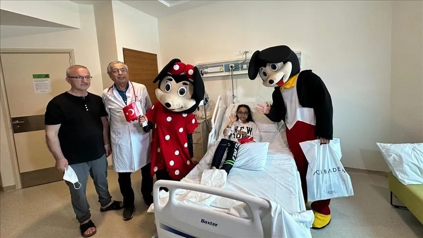 Çapraz böbrek nakliyle diyalizden kurtulan küçük Ayşe çifte bayram yaşadı