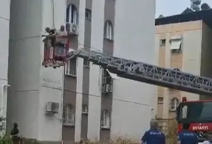 Apartman merdivenleri çöktü, mahsur kalan 10 kişi kurtarıldı