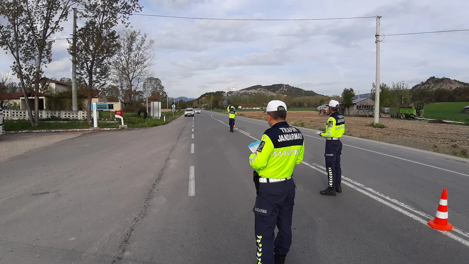 Bolu'da trafik denetimlerinde ceza yağdı: 2 bin 233 araca idari para cezası