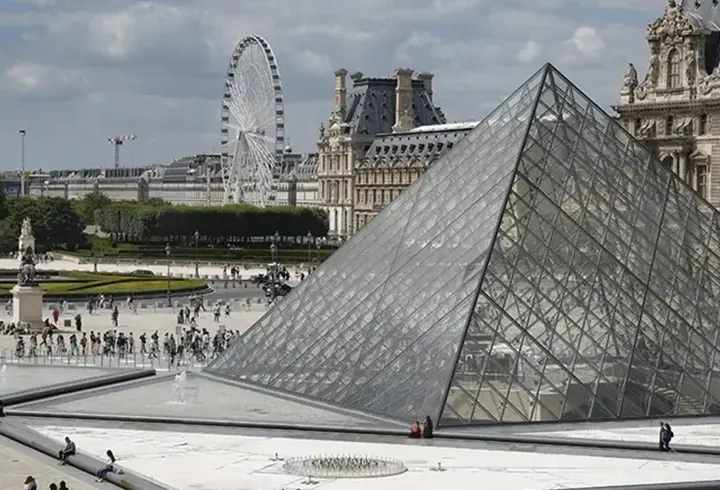 Soyulan Louvre Müzesi’ne demir parmaklık önlemi