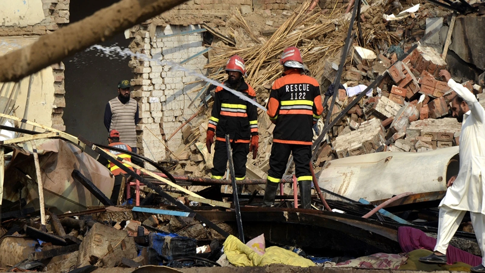Pakistan'da tutkal fabrikasında patlama: Çok sayıda ölü var