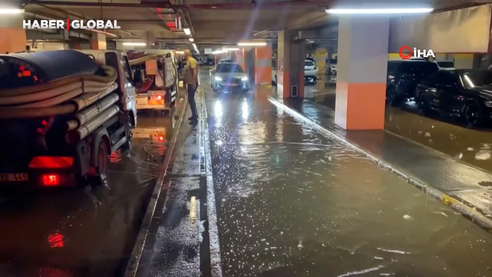 Kadıköy'de su borusu patladı: AVM otoparkı göle döndü