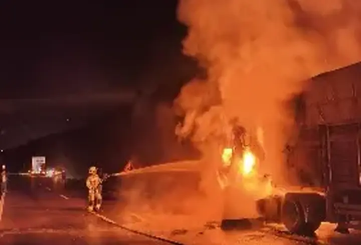 Mısır yüklü TIR, alev alev yandı