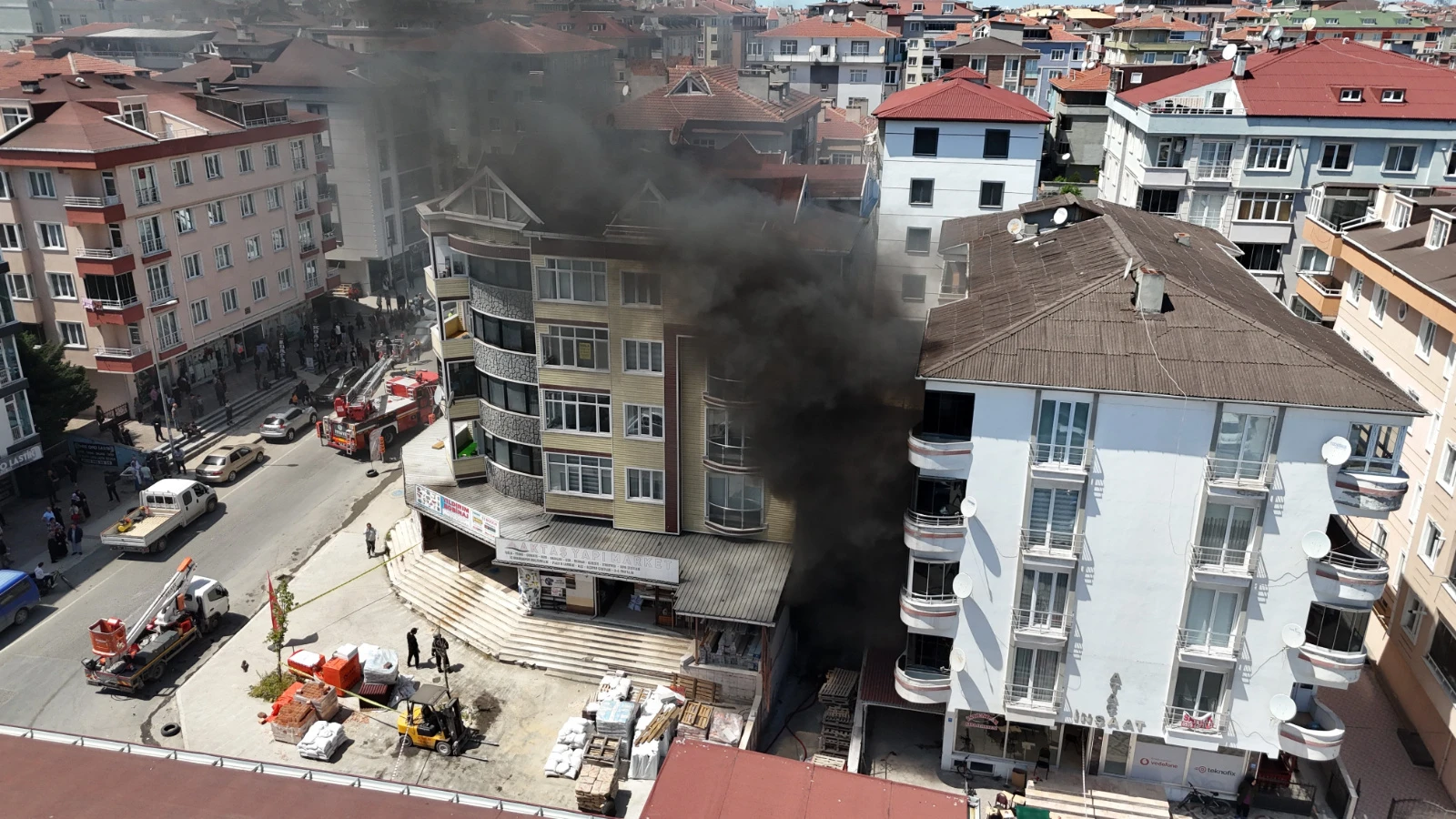 İş yeri deposunda korkutan yangın: 10 kişi tahliye edildi