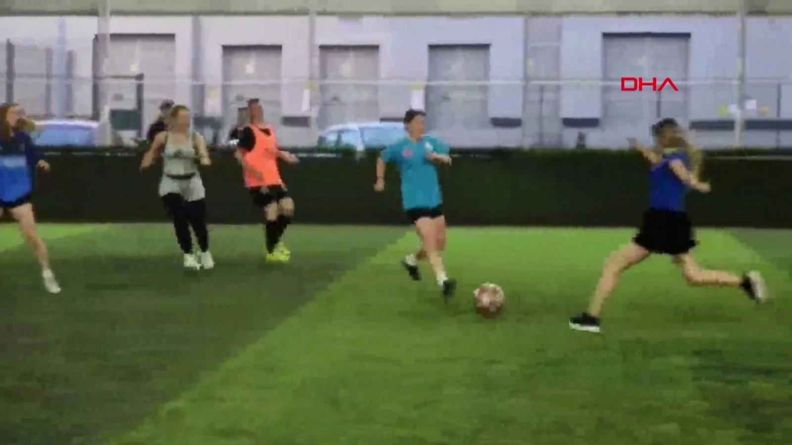 Kadınlar halı sahada futbol oynayıp stres attı
