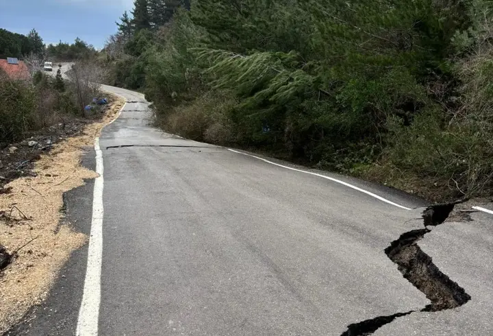 Kastamonu'da heyelan nedeniyle sahil yolunda yarıklar oluştu
