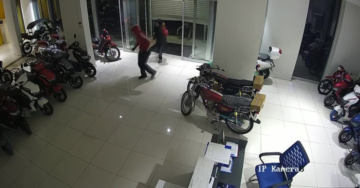 Akılalmaz olay! 1 dakikada 4 motosiklet! Çocuk hırsızlar!