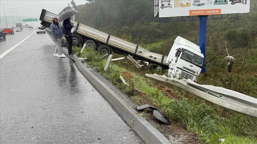 Kuzey Marmara Otoyolu'nda şarampole devrilen tırın sürücüsü yaralandı