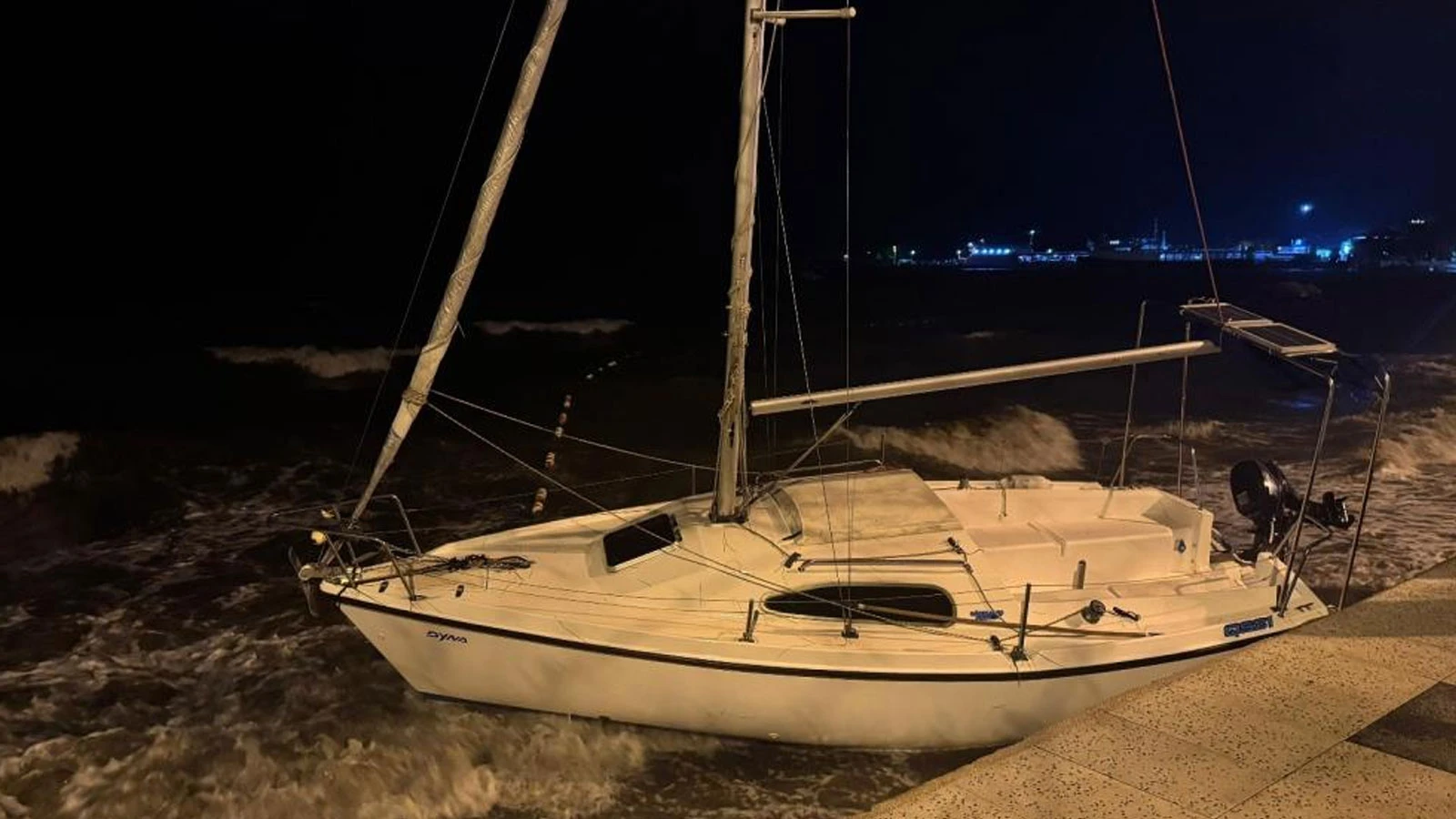 Erdek'te şiddetli lodos etkili oldu: Tekneler sürüklendi