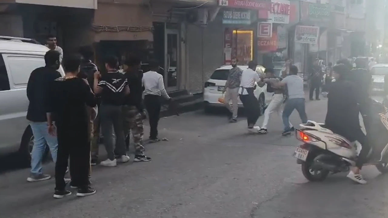 Sopa, Kemer, Bıçak Havada Uçuştu: Şanlıurfa’da Pazar Yeri Meydan Savaşına Döndü