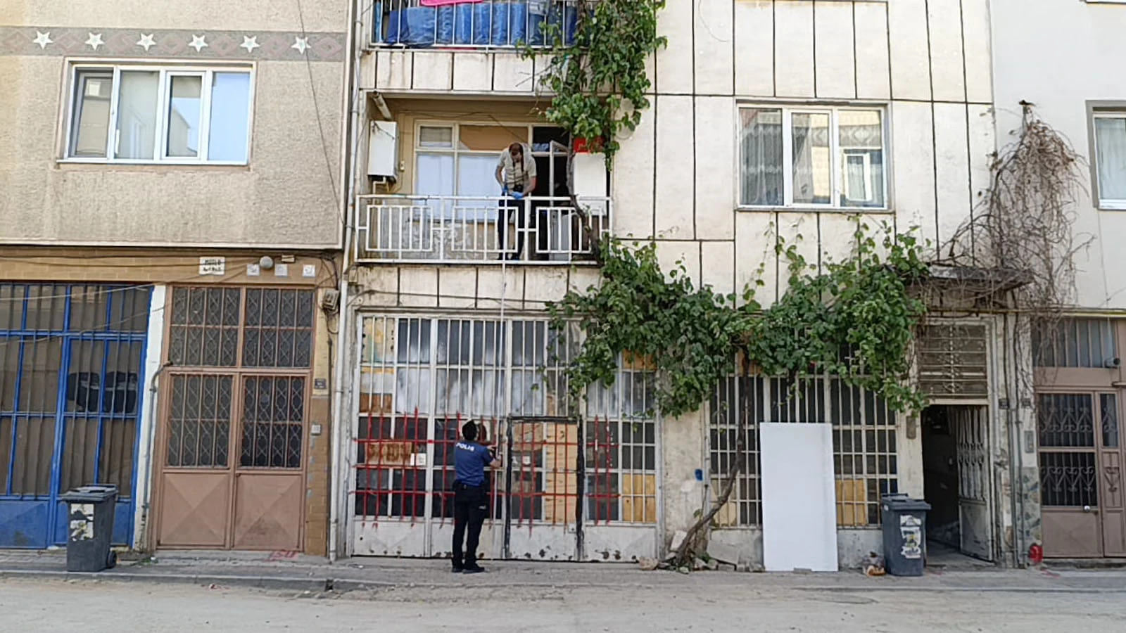 2'nci kattaki evin balkonundan düşen küçük çocuk ağır yaralandı