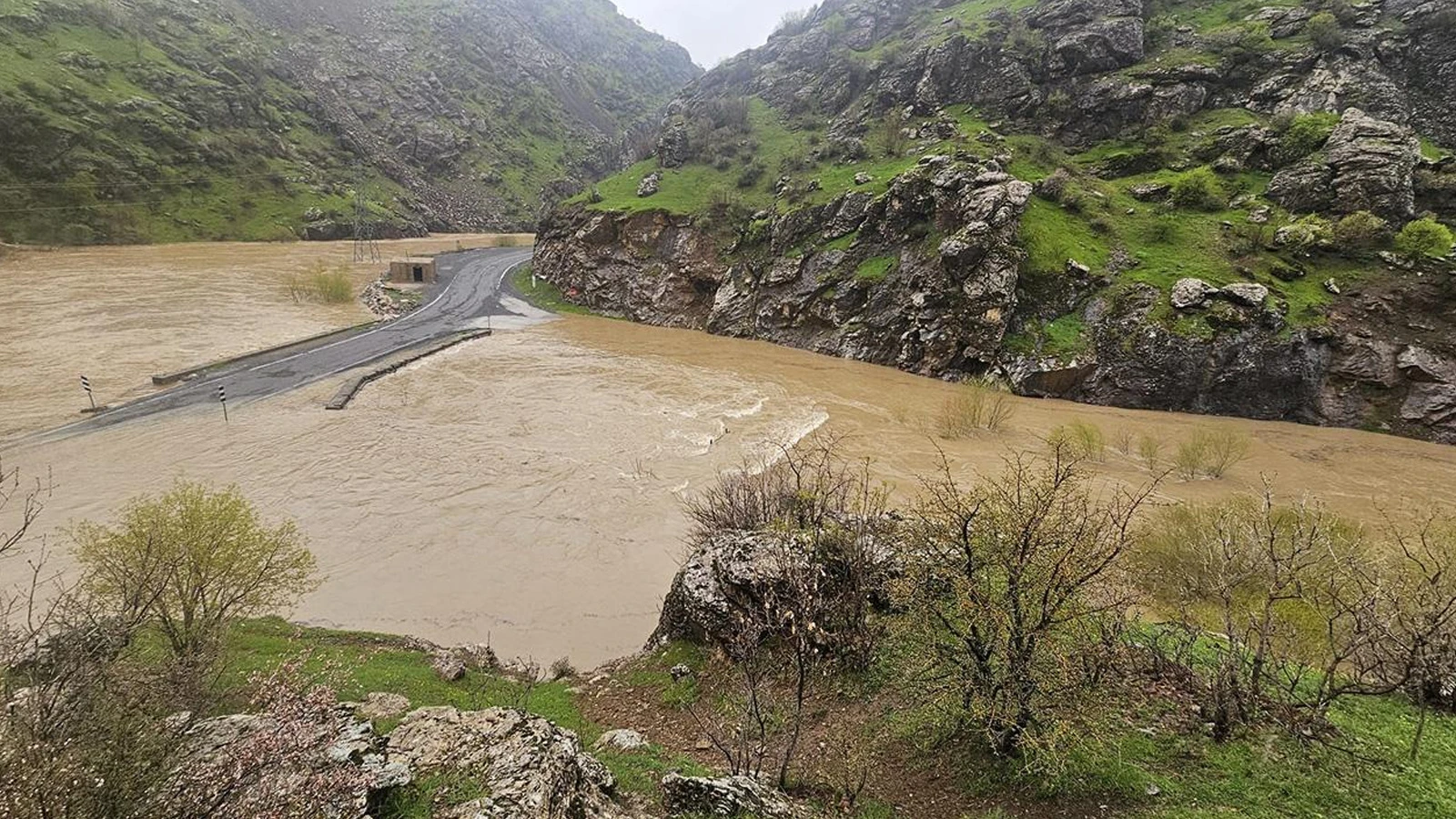 Hakkari'de dere taştı, yol kapandı