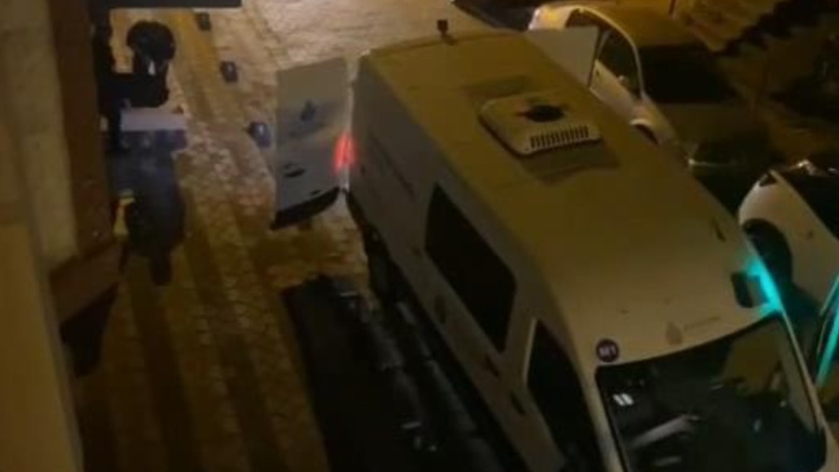 Babasının boğazını kesti kendisini ihbar etti! İstanbul'da korkunç olay