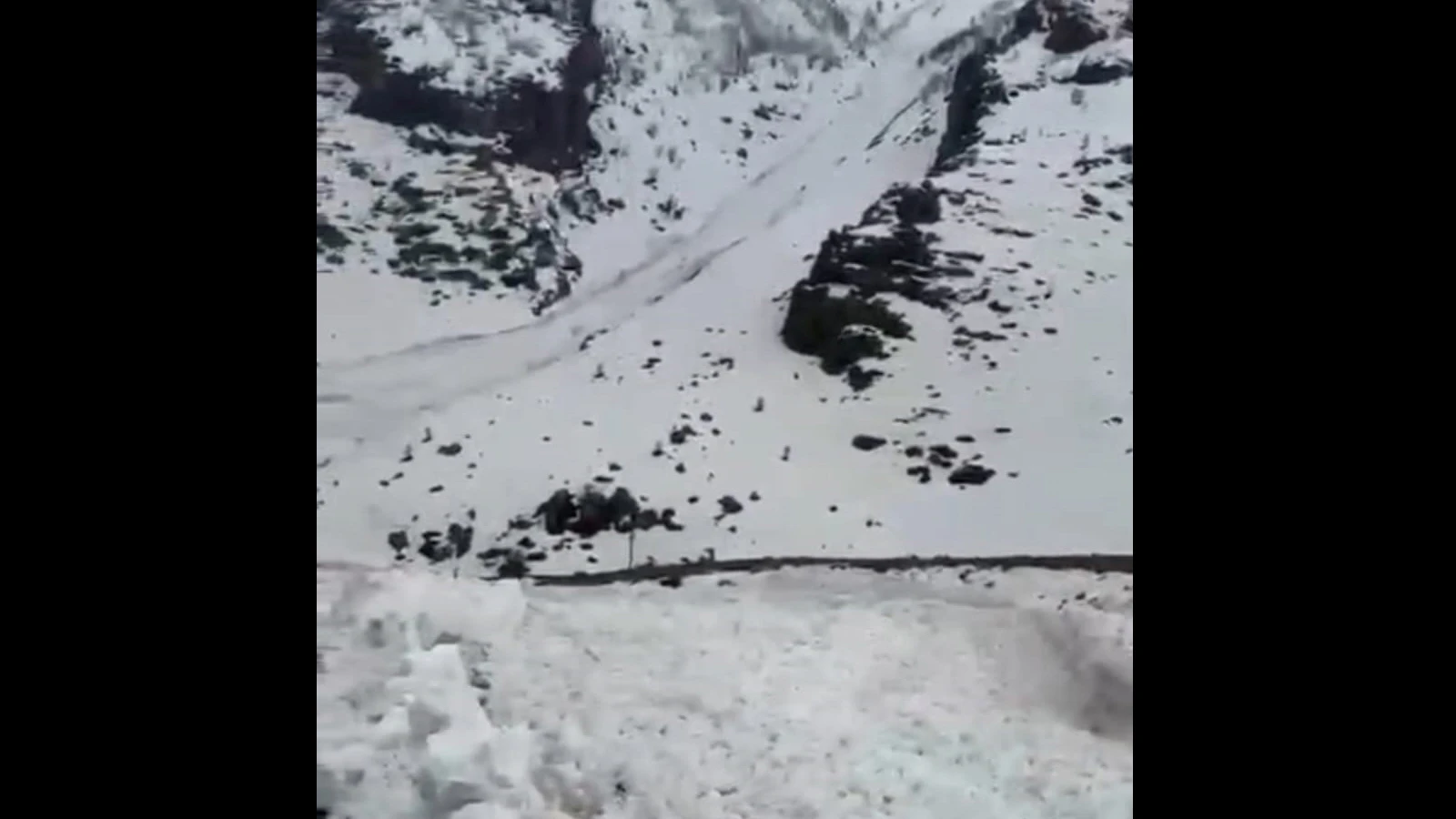 Hakkari'de çığ düşme anı görüntülendi