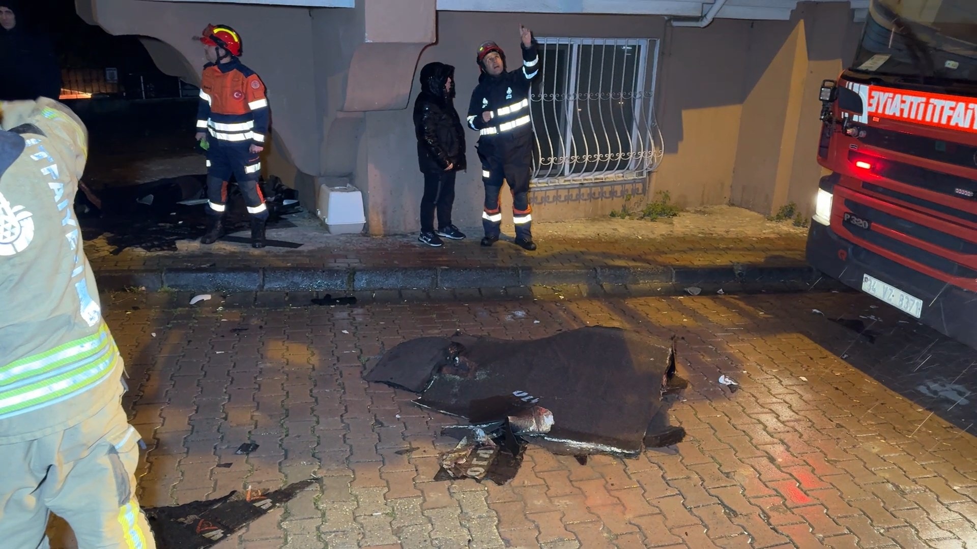 İstanbul'da fırtına kabusu: Avcılar ve Gaziosmanpaşa'da çatılar uçtu