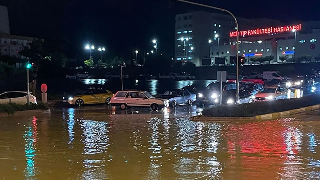 Sağanak Mersin'i vurdu: Dereler taştı, restoran sular altında kaldı