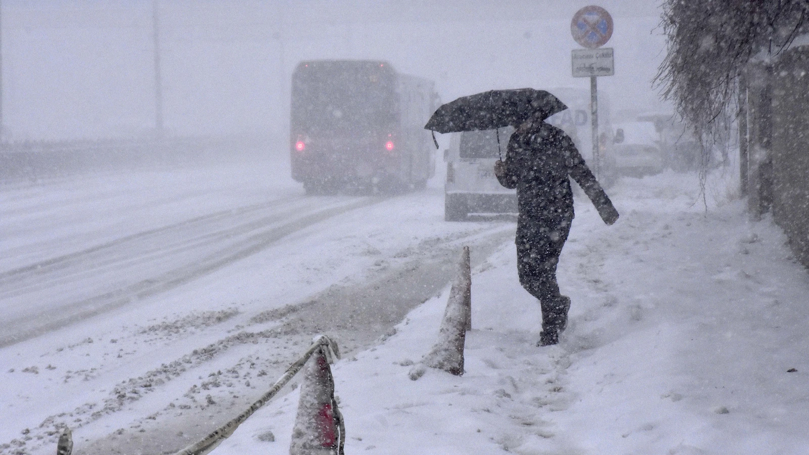Hava durumu: Ankara'da hava bugün nasıl olacak? Ankara'da kar yağışı devam ediyor!