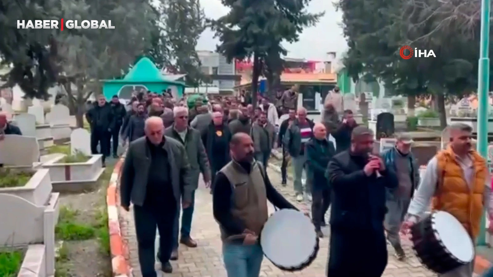 Kazada ölen genç adamın cenazesi davul zurnayla uğurlandı