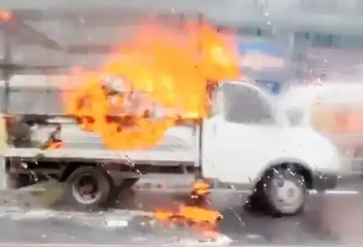 İstanbul- Beylikdüzü'nde seyir halindeki kamyonet alev alev yandı