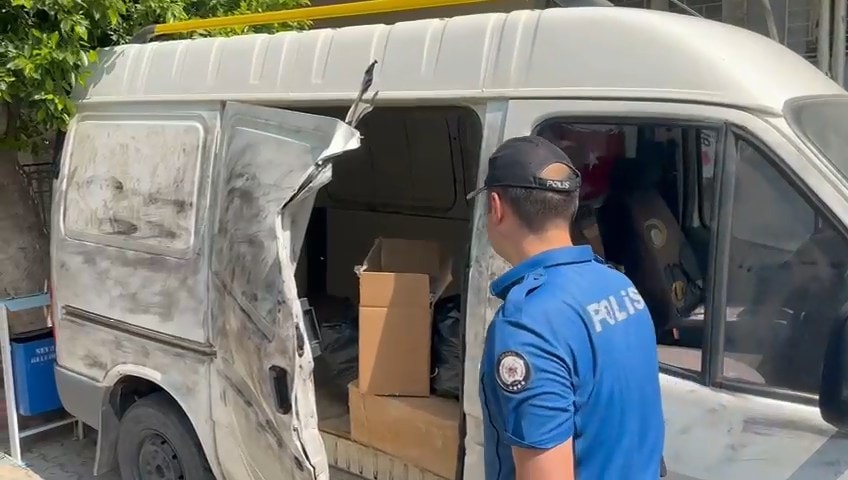Abisi cezaevindeyken minibüsünü uyuşturucu deposuna çevirmiş!