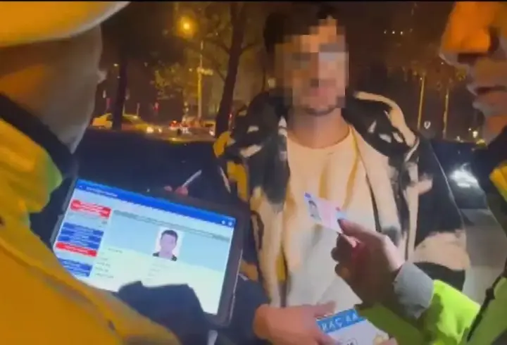 Trafik polisine arkadaşının ehliyetini verdi, ‘benim eski fotoğrafım’ dedi