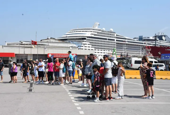 İzmir'e 2025’te 51 kruvaziyer ile 87 bin 358 turist geldi
