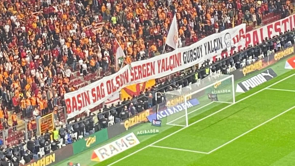 Galatasaraylı taraftarlar Sergen Yalçın'ın kardeşi Gürsoy Yalçın'ı andı
