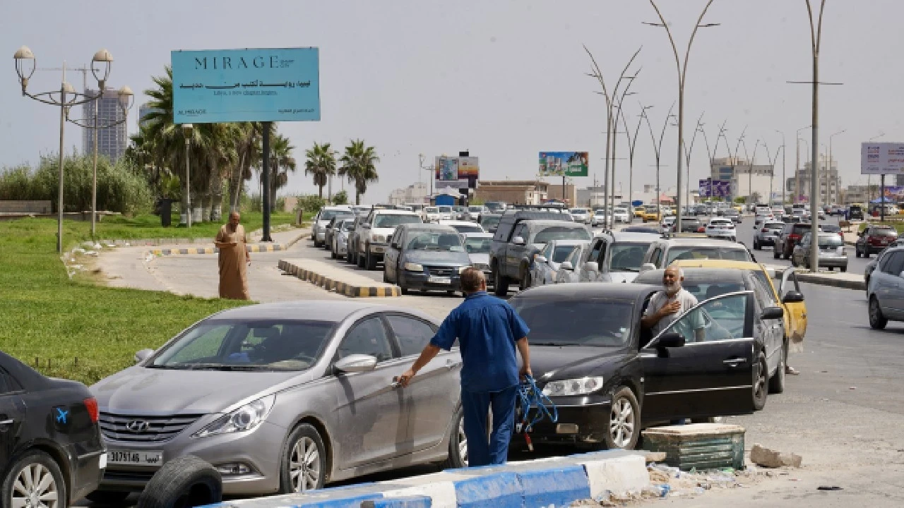 Petrol zengini Libya'da benzin krizi: İstasyonlarda kuyruklar yüzlerce metreyi buldu
