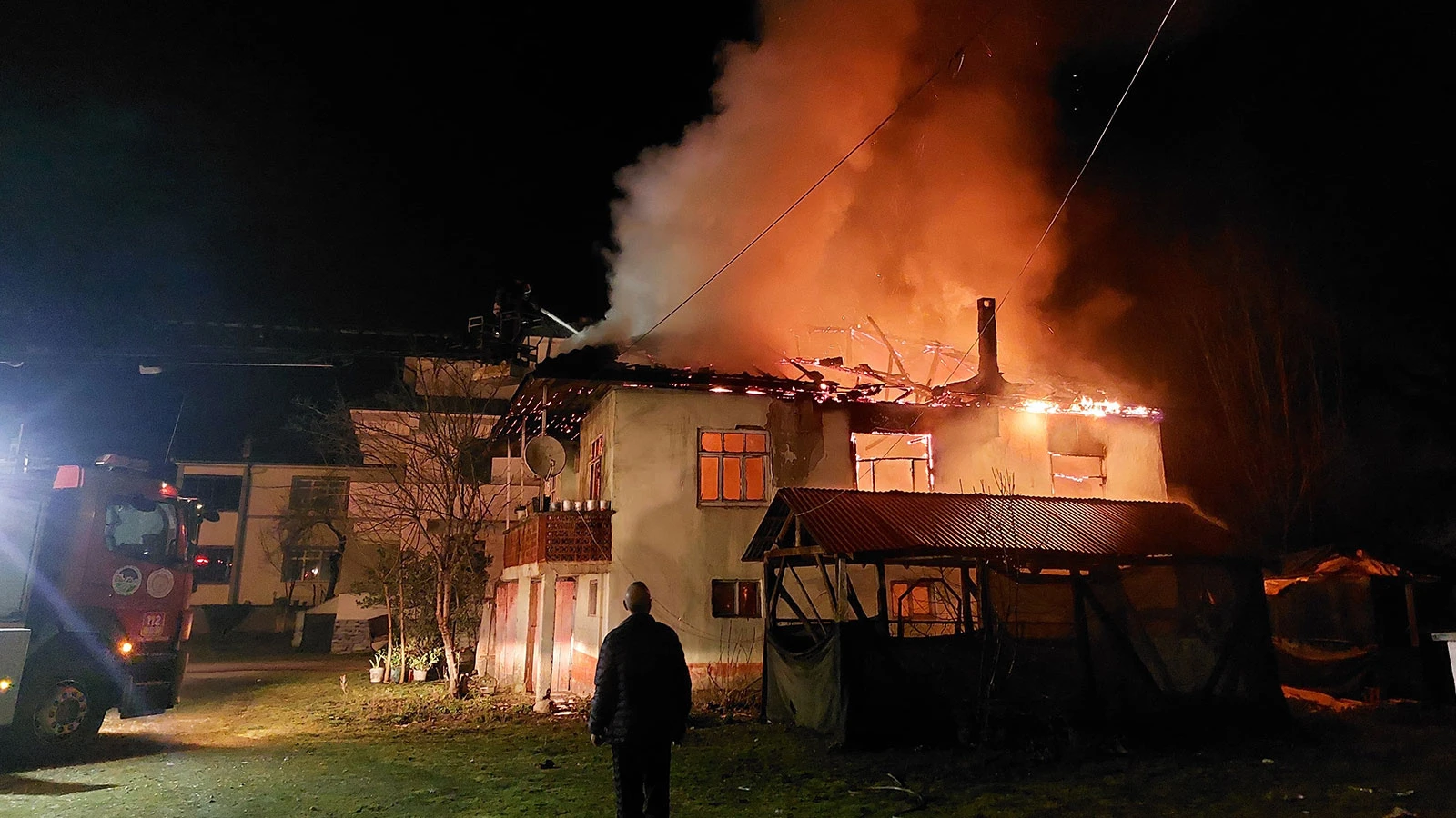 Sakarya'da mahalleliyi sokağa döken yangın: İki katlı ev alevlere teslim oldu