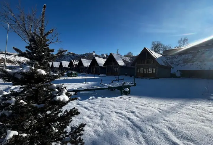 Hava sıcaklığı eksi 24,8’e düştü, araçlar çalışmadı, dev sarkıtlar oluştu