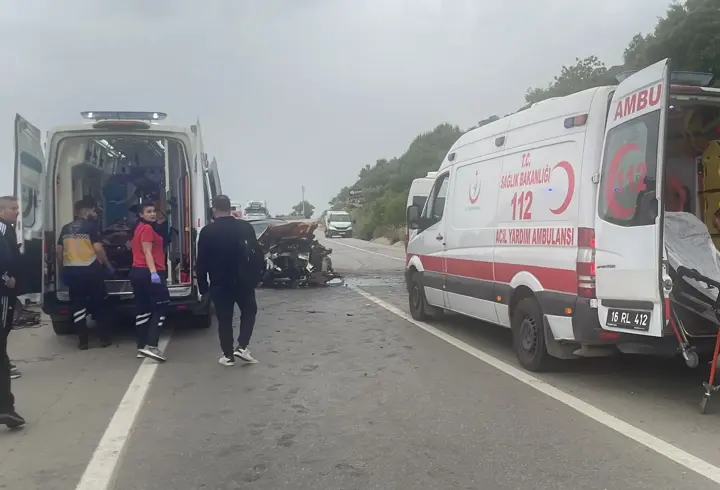 İşçi servis minibüsü ile otomobil çarpıştı: 2’si ağır, 12 yaralı