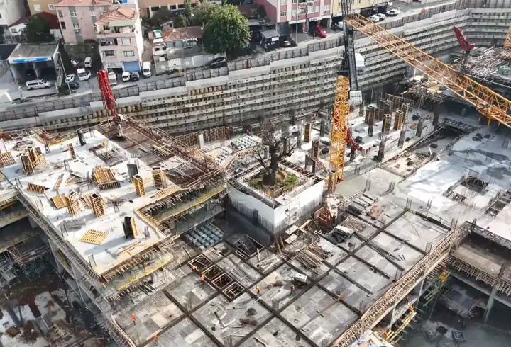 Haliç Kıyısındaki İnşaatın Ortasında Kalan Tek Ağaç Havadan Görüntülendi