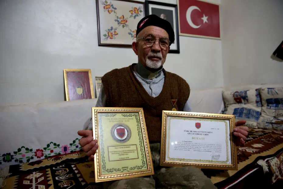 77 bin metrekare arsasını TSK için bağışladı. Berat ve madalyasına gözü gibi bakıyor