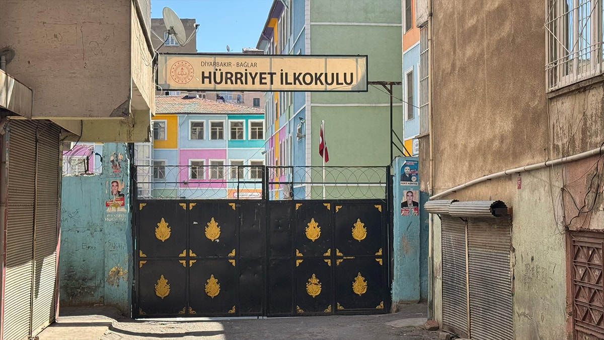 Kadın öğretmene okul çıkışı yumruklu, bıçaklı saldırı!