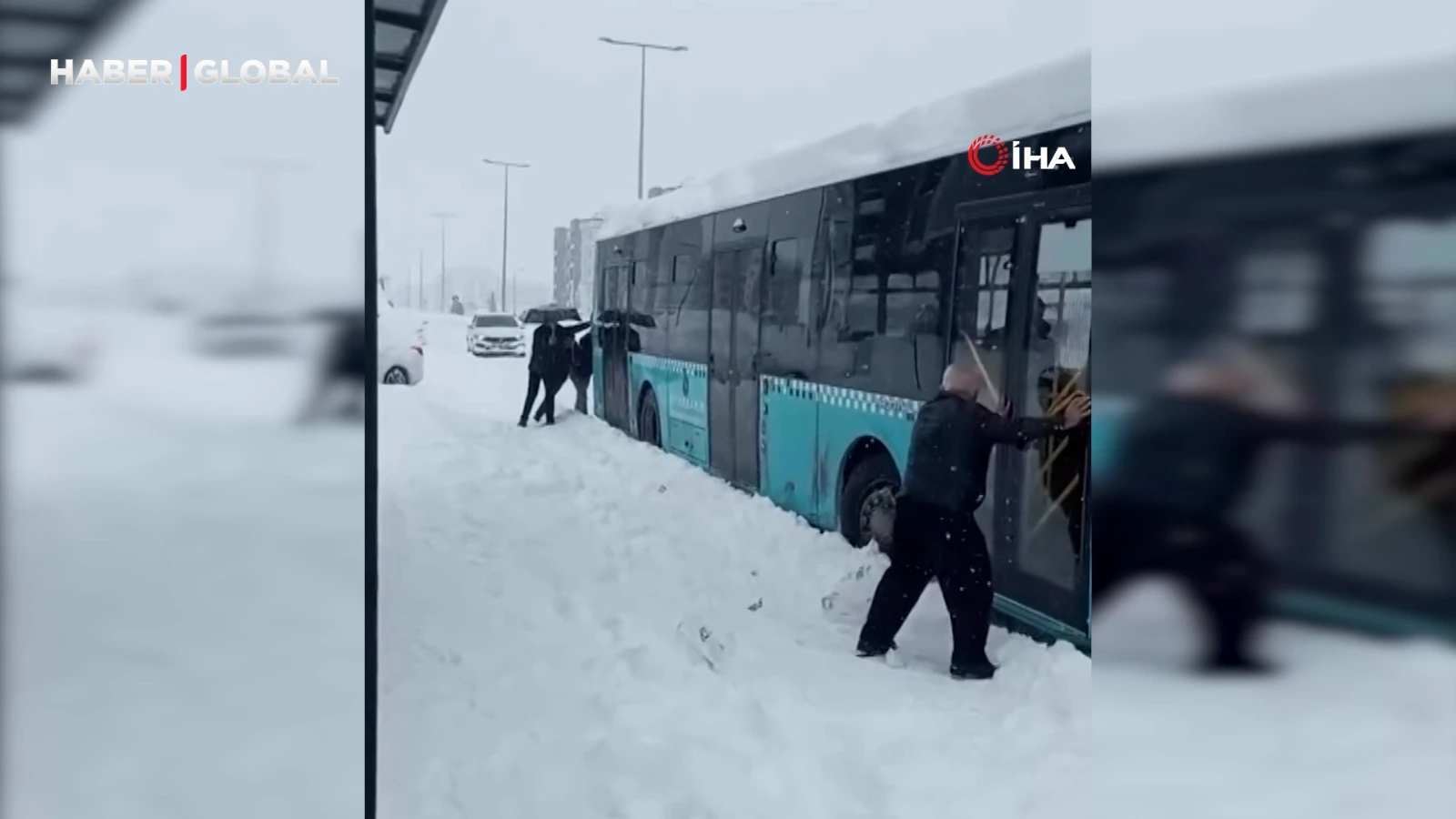 Diyarbakır’da yolda kalan halk otobüslerini vatandaşlar itti