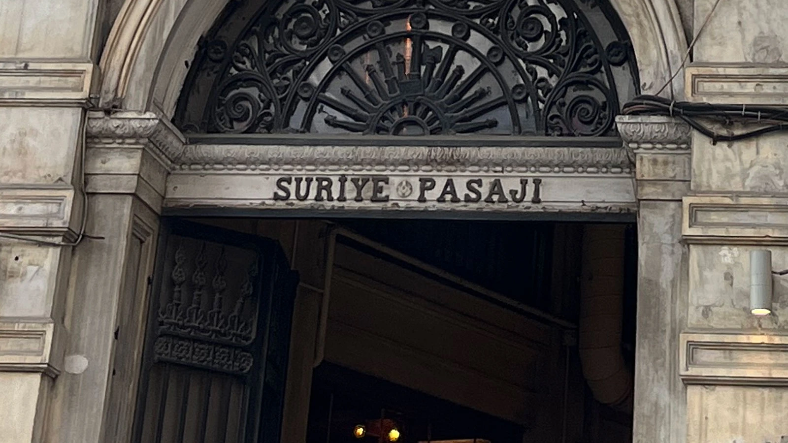 İstiklal Caddesi'nde tarihi Suriye Pasajı'nda yangın