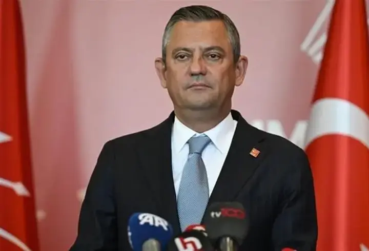 SON DAKİKA | CHP lideri Özgür Özel'e AKM çıkışında yumruklu saldırı