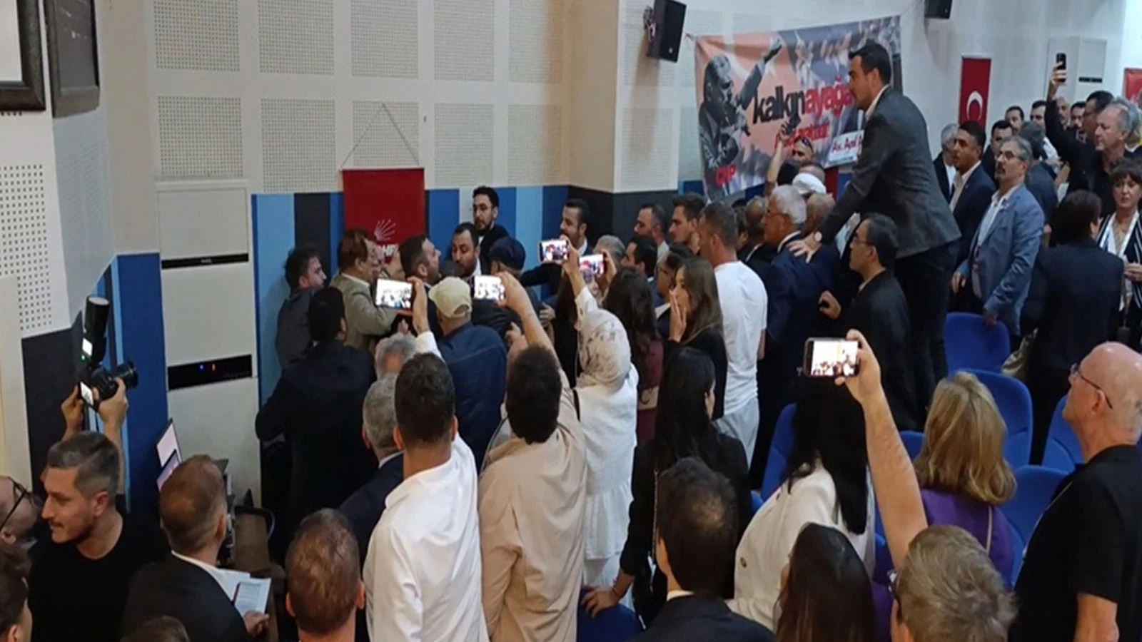 Kocaeli’de CHP ilçe kongresinde partililer arasında kavga çıktı