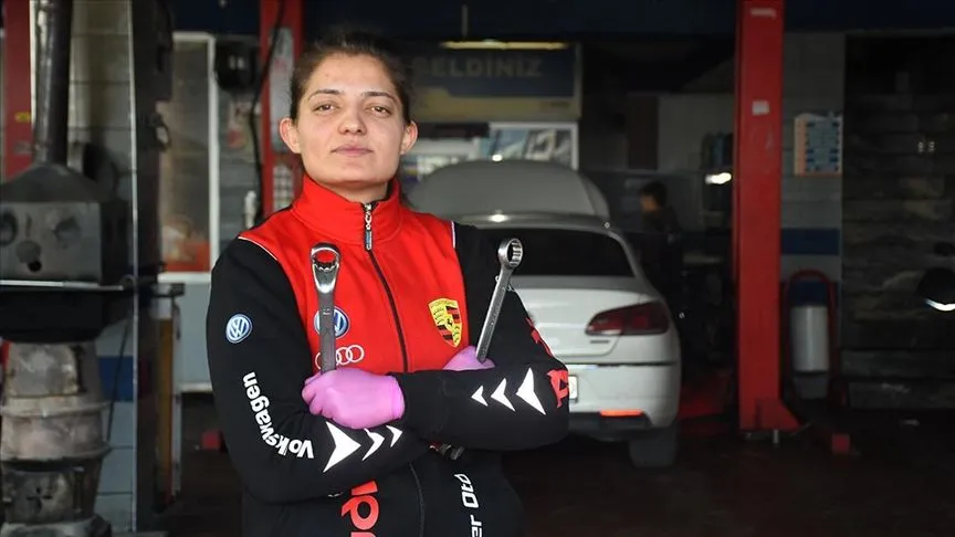 Afyonkarahisarlı "Hatice usta" otomobil servisinde araçların bakım ve tamirini yapıyor