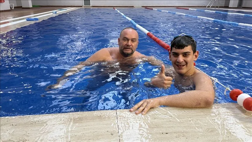 Tekirdağ'da yaşayan özel gereksinimli Deniz, yüzerek sosyalleşiyor