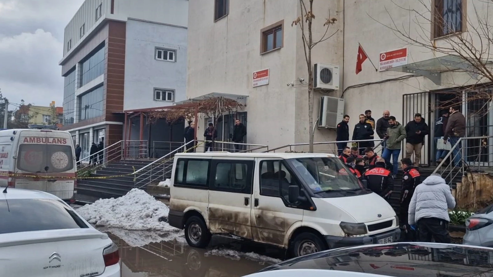 Yüzleri maskeli iki kişi tarafından pompalı tüfekle öldürüldü