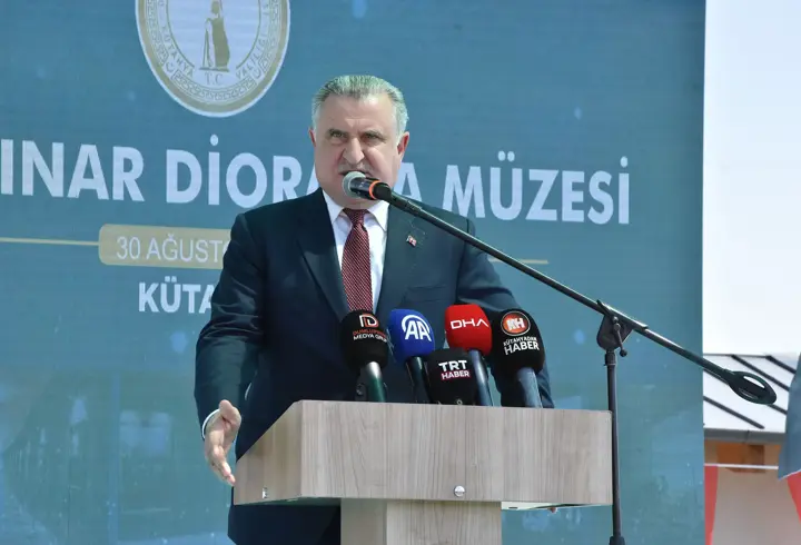 Bakan Bak: Geleceğe gençlerimizle yürüyeceğiz
