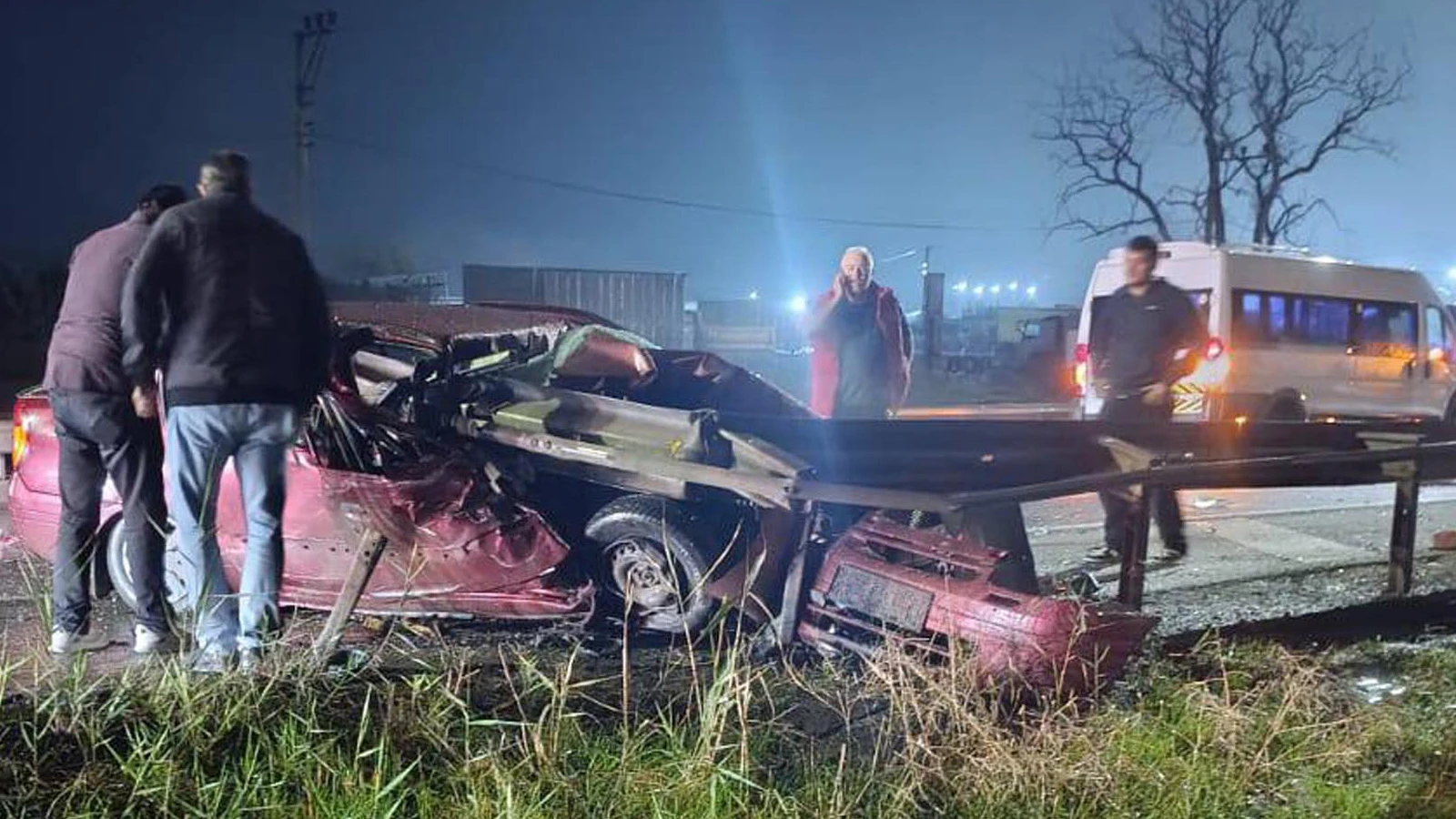 Tekirdağ'da otomobil bariyere çarptı: 2 kişi feci şekilde can verdi