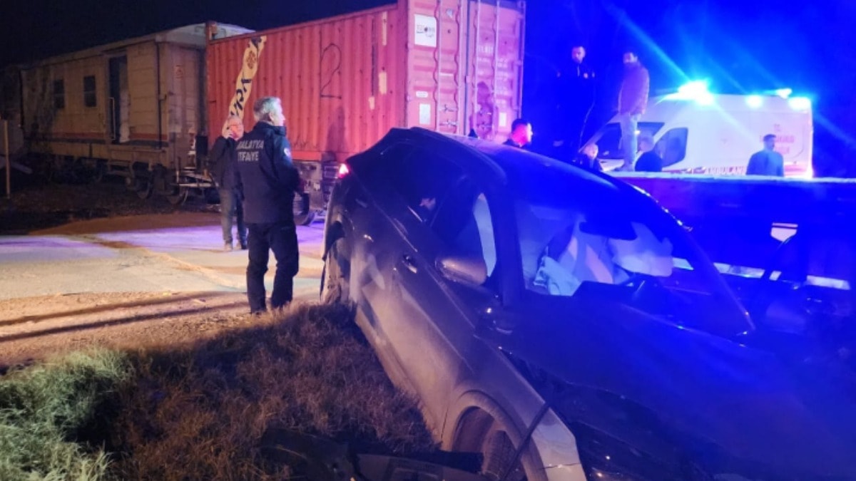 Yük treni otomobille çarpıştı: Yaralılar var