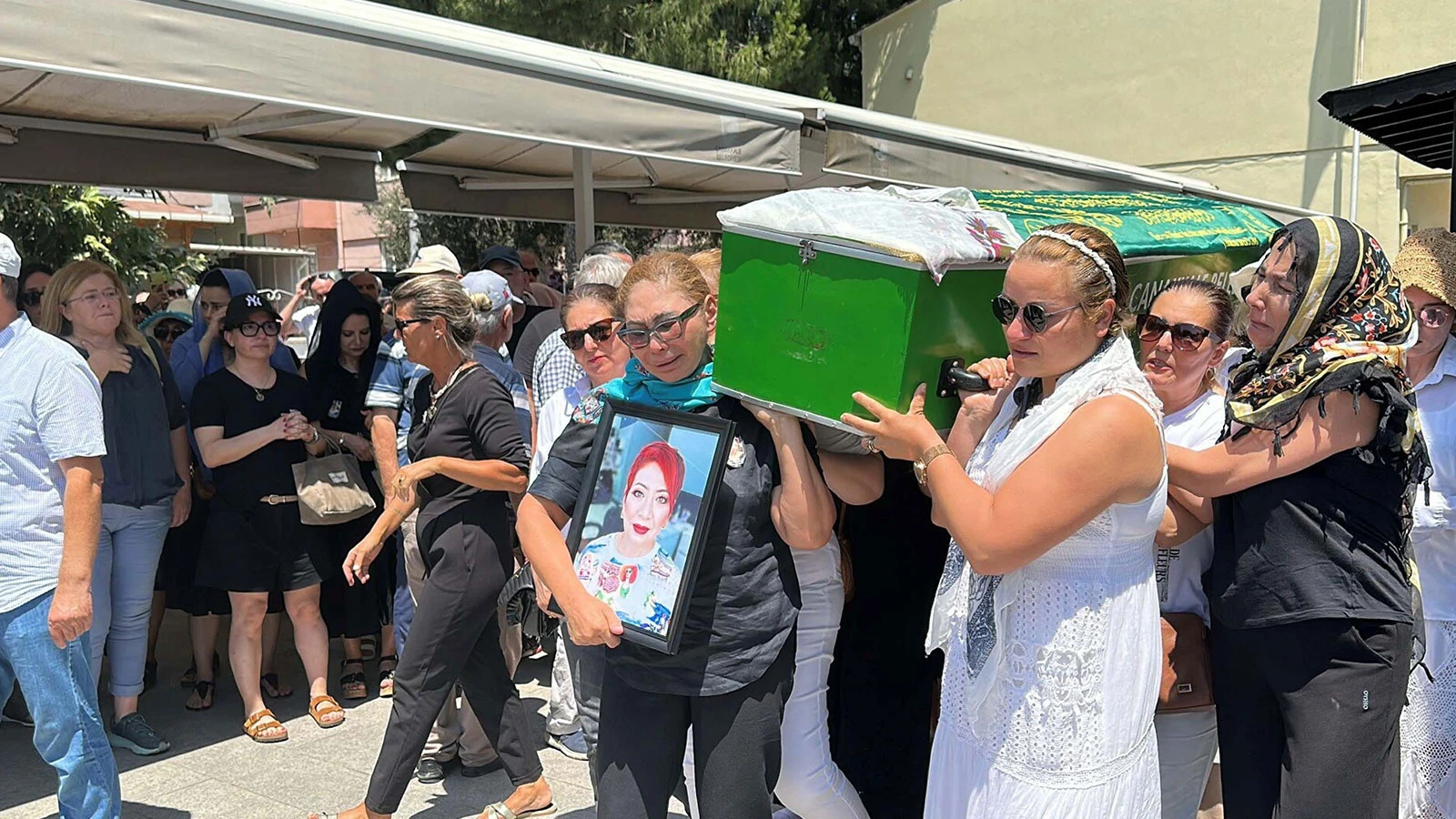 Cesedi sevgilisinin yanında bulunan Özbek Dinara'nın tabutunu kadınlar sırtladı